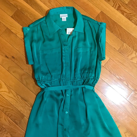 👗NWOT Emerald Silky Detailed Button Down Dr… - Picture 2 of 8